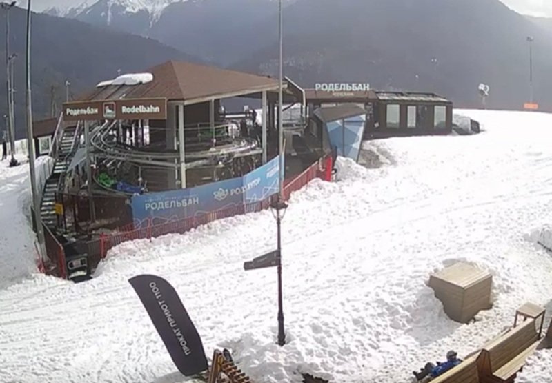 Высота сугробов в горах Сочи перешагнула трехметровую отметку rosakhutor.ru/webcams/