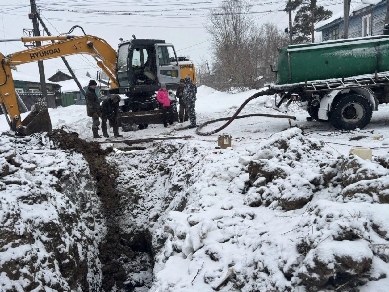 В Тайшете устраняют последствия аварии на водопроводе тг-канал (18+) мэра Тайшесткого района Александра Кузина