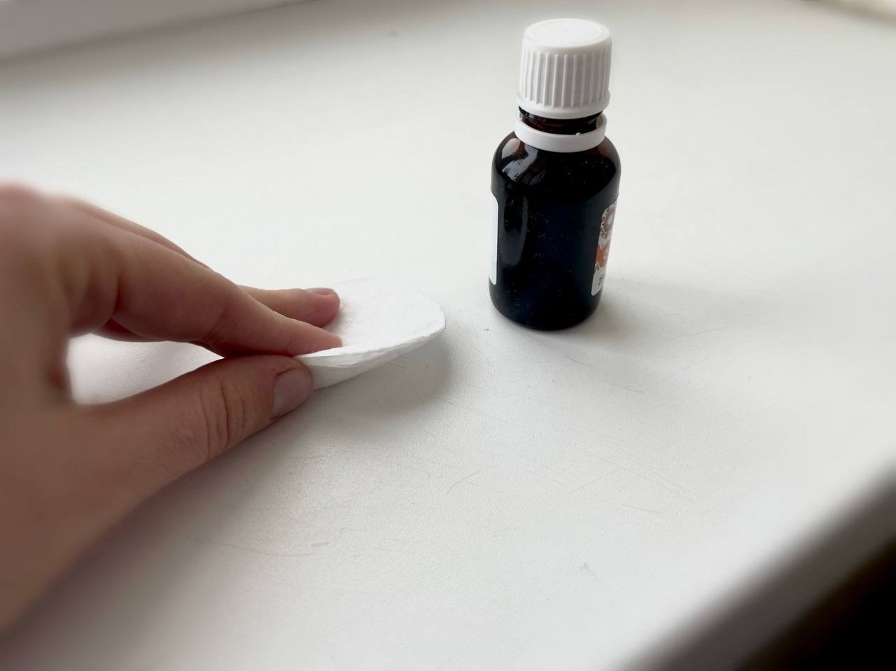 Обмакнули ватный диск - и трем белый подоконник: смоет самые черные пятна ИА KrasnodarMedia