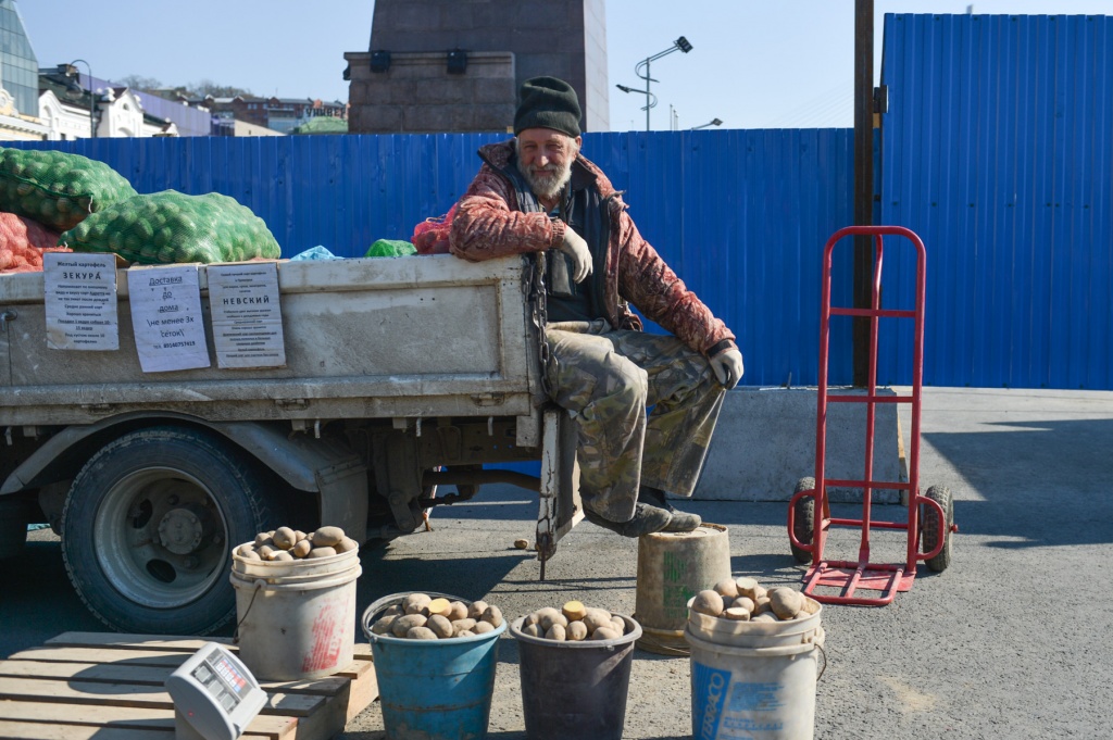 Продавец, Фото с места события из других источников