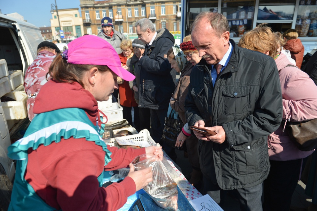 Вице-губернатор покупает рыбу, Фото с места события из других источников