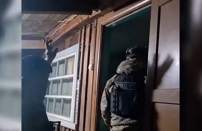 Момент задержания. Стоп-кадр видео тг-канал (18+) полиции Приморского края