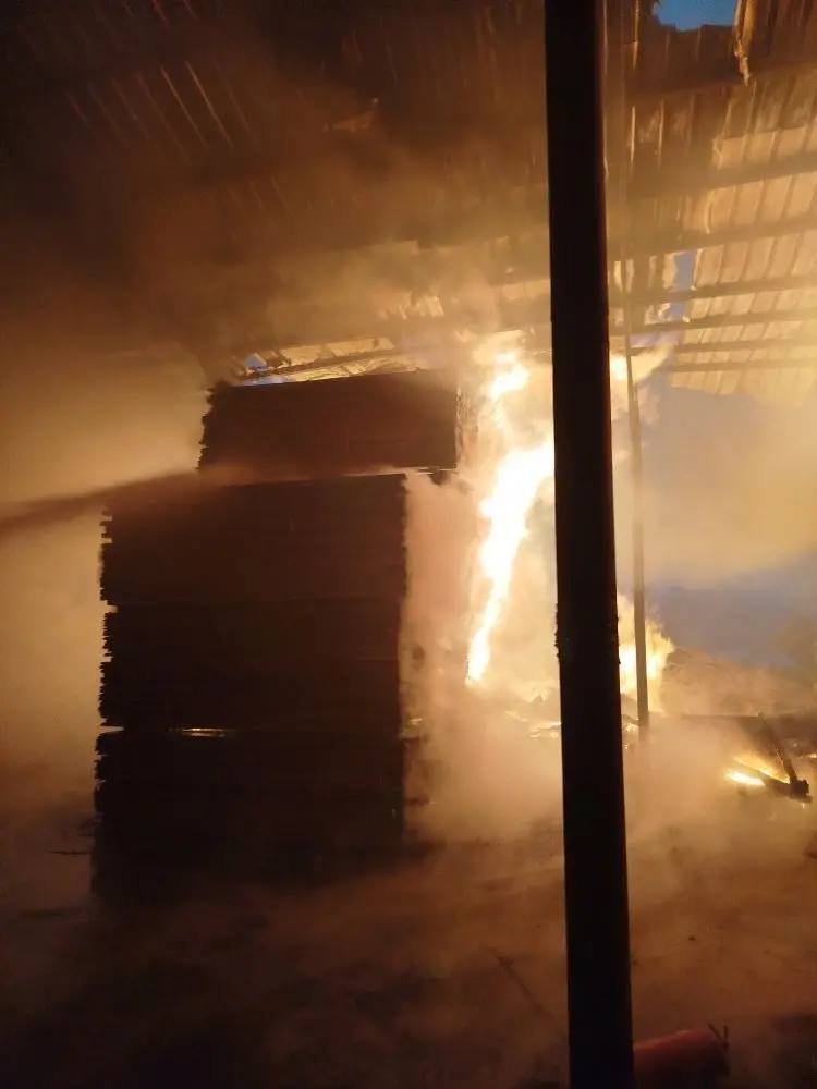 Цех с пиломатериалами сгорел в Дальнереченске пресс-служба МинГОЧС Приморья