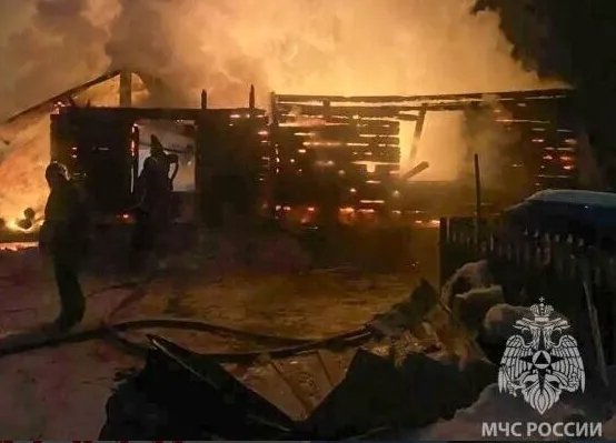 Пожар уничтожил коровник и 56 голов скота в Вилюйском улусе Якутии пресс-служба МЧС по Якутии