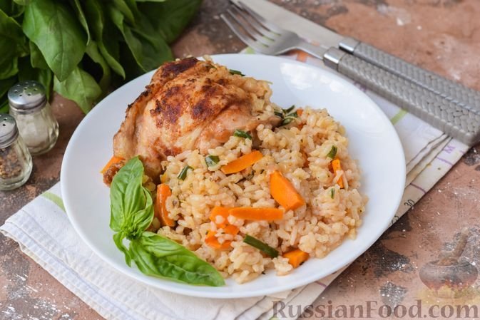 Куриные бёдра с рисом, лимоном и пряными травами: невероятно ароматно и вкусно - готовится на одной сковороде russianfood.com