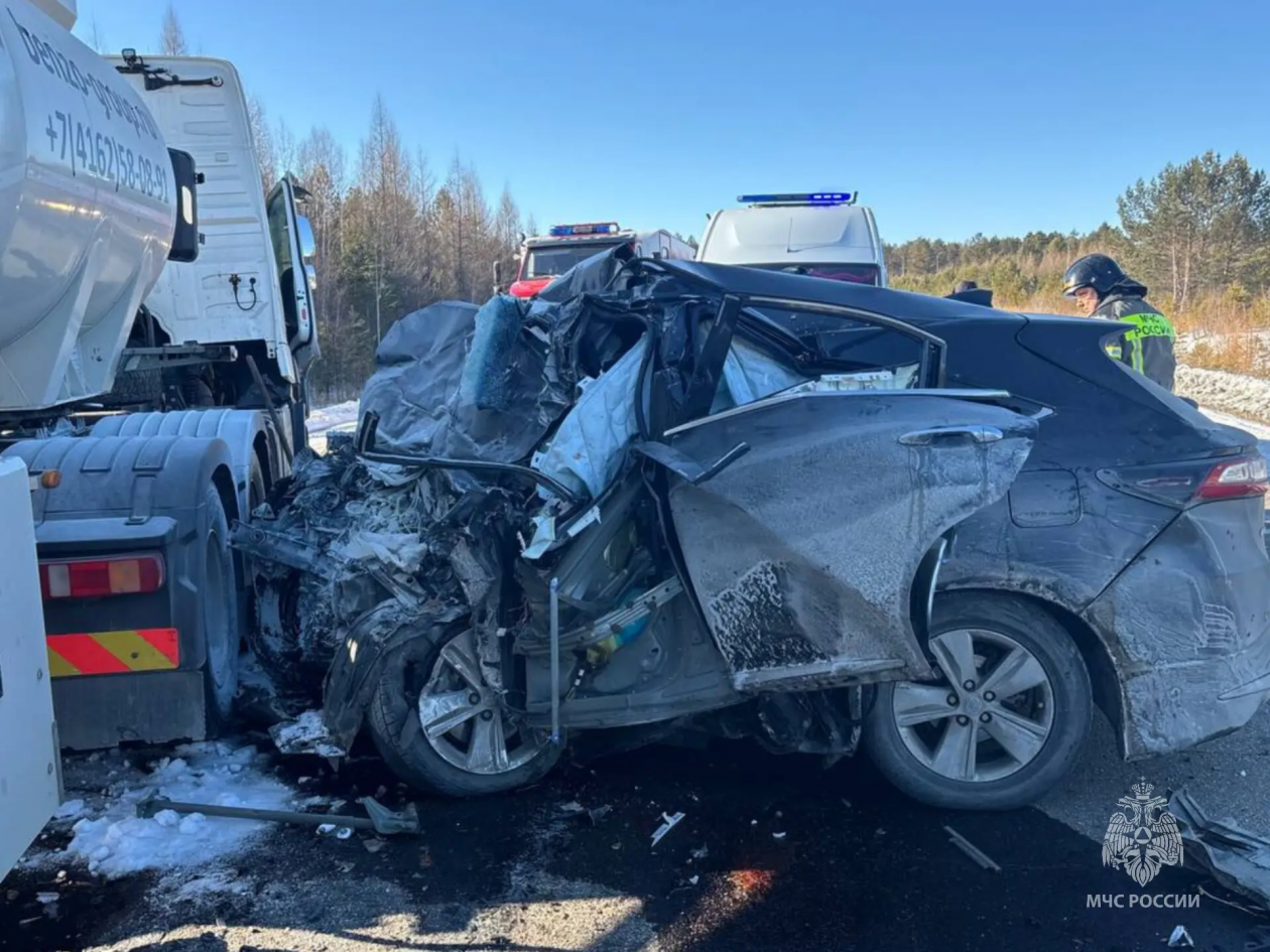В Магдагачинском округе Toyota Harrier столкнулся на &quotвстречке&quot с бензовозом ГУ МЧС России по Амурской области
