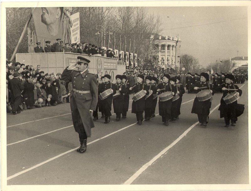 Парад Победы (0+) Из коллекции музея им. Арсеньева, опубликовано на сайте Госкаталог (12+)