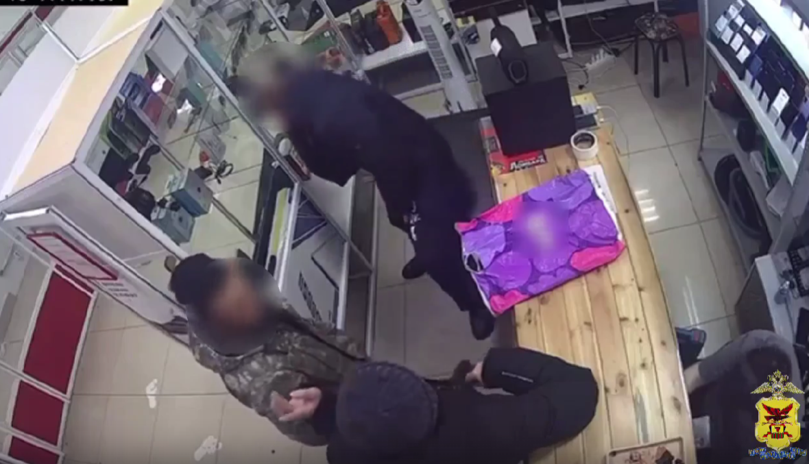 Кража телефона кадр из видео