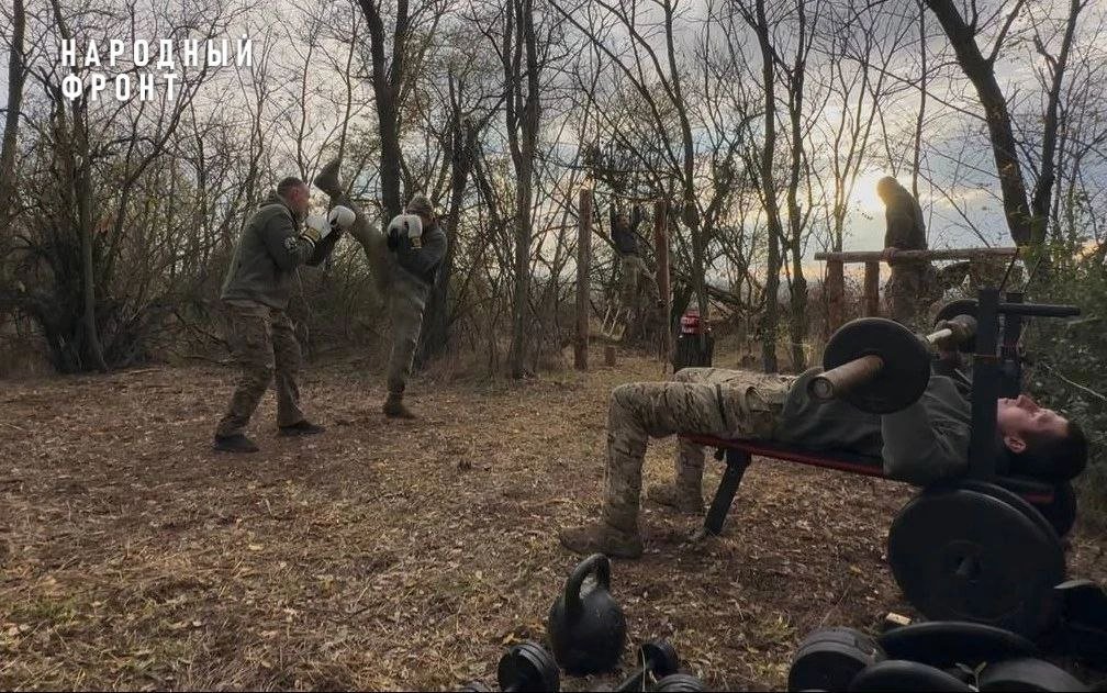 Бойцы из Бурятии обустроили спортзал на передовой. Народный фронт Бурятии