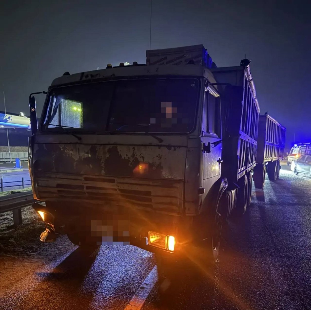 Пешеход погиб после наезда КамАЗа на припаркованный автомобиль на Ставрополье Госавтоинспекция Ставрополья