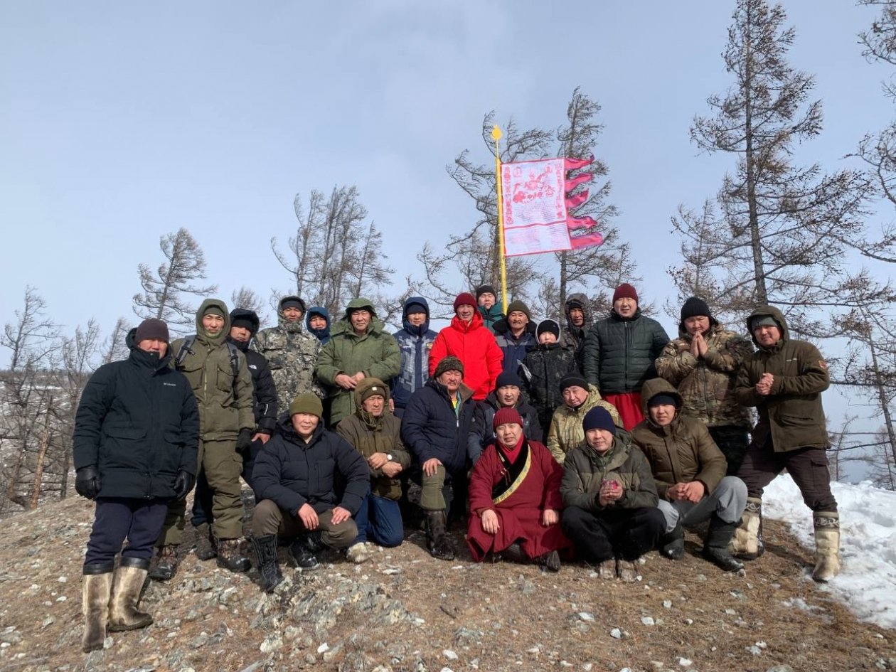 В Год Лошади буддисты подняли священный флаг на вершину соцсети Хамбо ламы Аюшеева