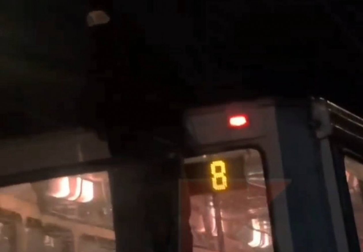 &quotЗацепер&quot в маске устроил опасный заезд на трамвае в Краснодаре t.me/krd_tipich_ru