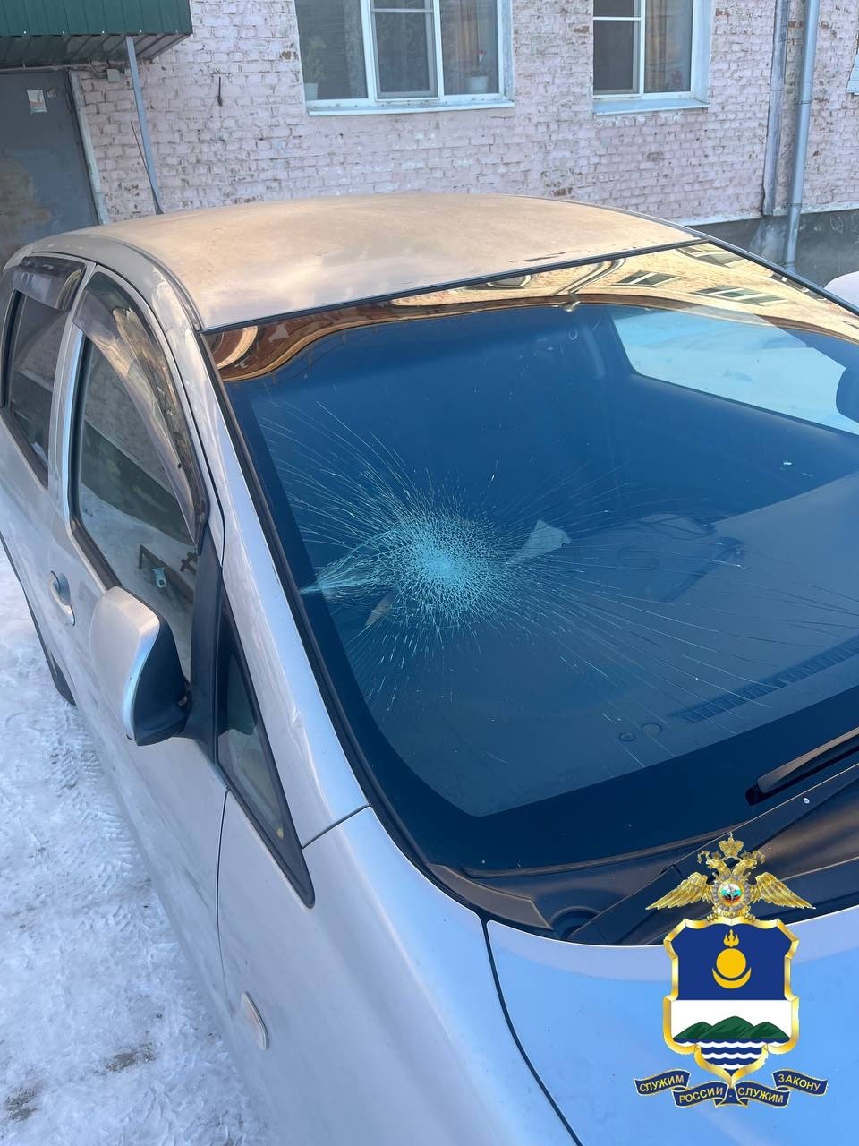 В Бурятии мужчина умышленно разбил стекло &quotТойоты&quot из-за парковки МВД по Бурятии