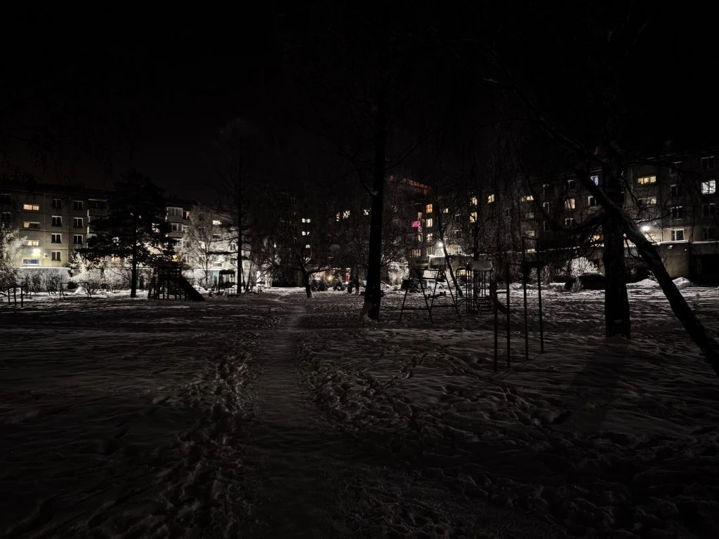 Территория между домами №6 и №5 в 22-м микрорайоне Анастасия Вострецова, корр. ИА AngarskMedia