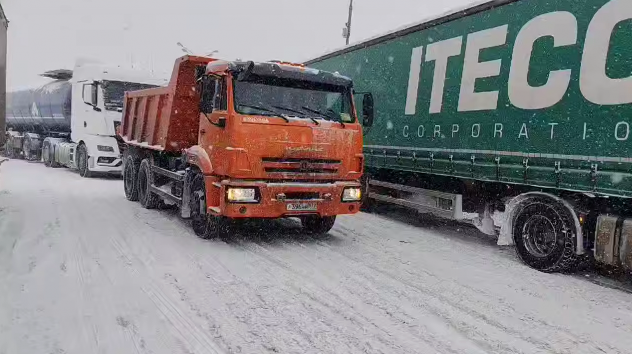 На дорогах Москвы выставили тягачи для помощи водителям во время снегопада Telegram / Городское хозяйство Москвы