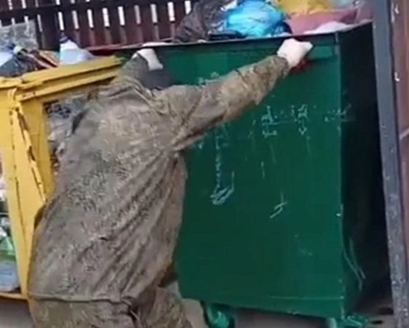 Коммунальщики не смогли сдвинуть бак с отходами Пресс-служба администрации Горячего Ключа