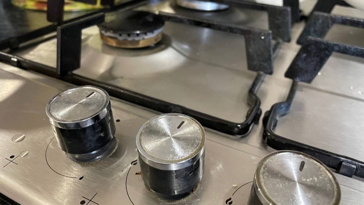 Ручки от плиты отмываю влегкую: замачиваю в этом растворе - и жир сам сползает, даже не тру ИА SevastopolMedia.ru