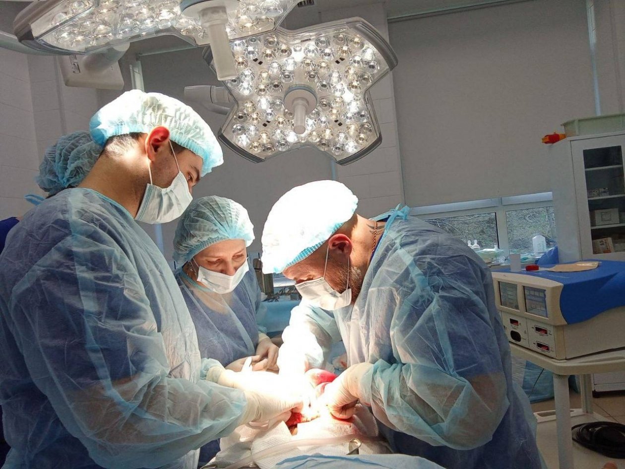 Врачи Владивостоку удалили 18-летнему пациенту опухоль надпочечника весом почти 1 кг пресс-служба Минздрава Приморья