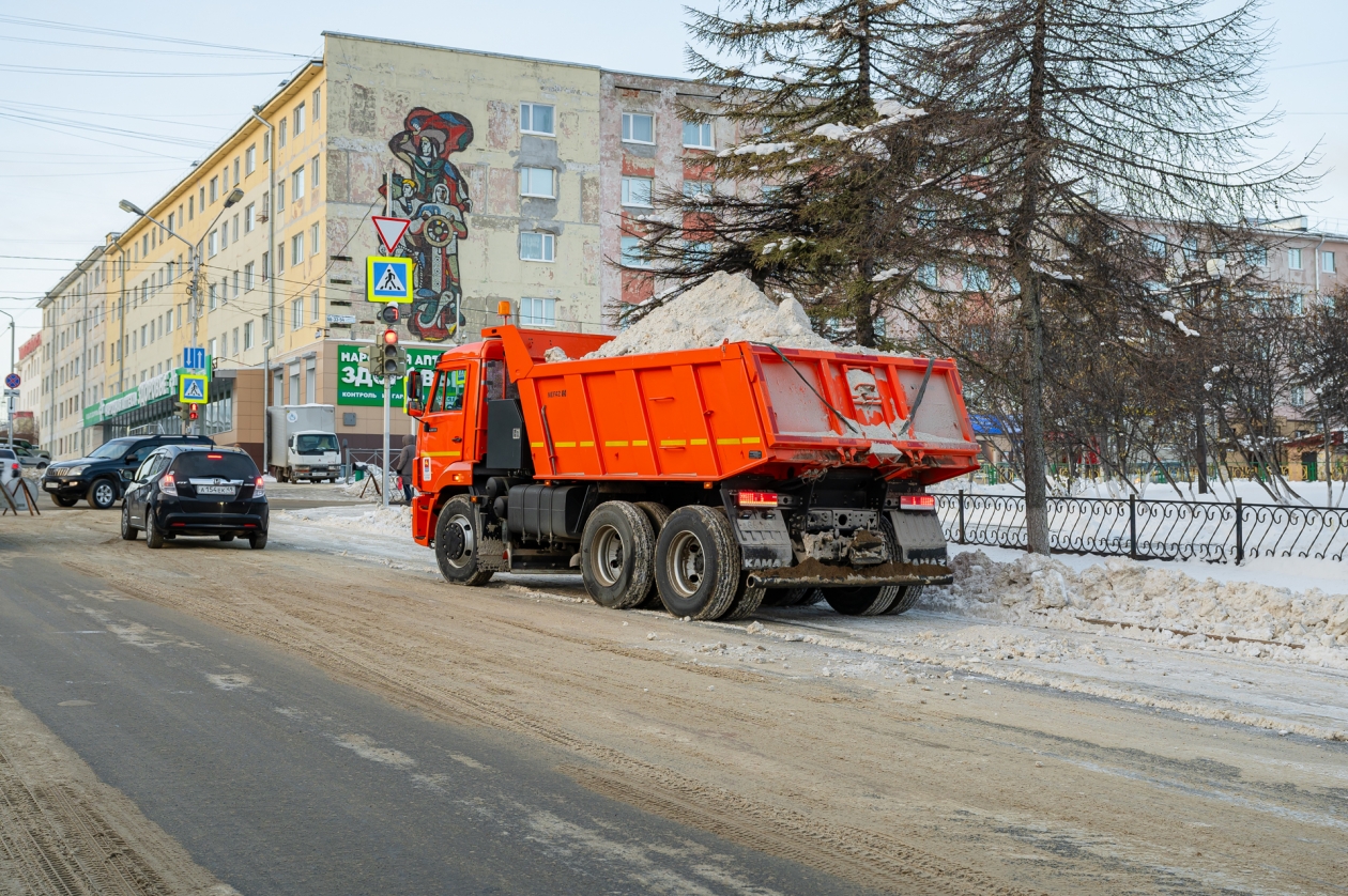 В Магадане продолжается расчистка от снега улично-дорожной сети Источник