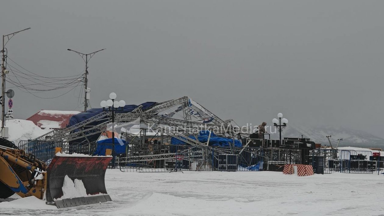 Разрушенная ветром сцена в столице Камчатки ИА KamchatkaMedia