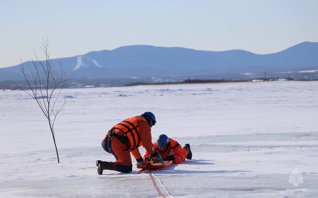 Спасатели Хабаровского края каждый день учатся спасать провалившихся под лёд Предоставлено пресс-службой ГУ МЧС России по Хабаровскому краю