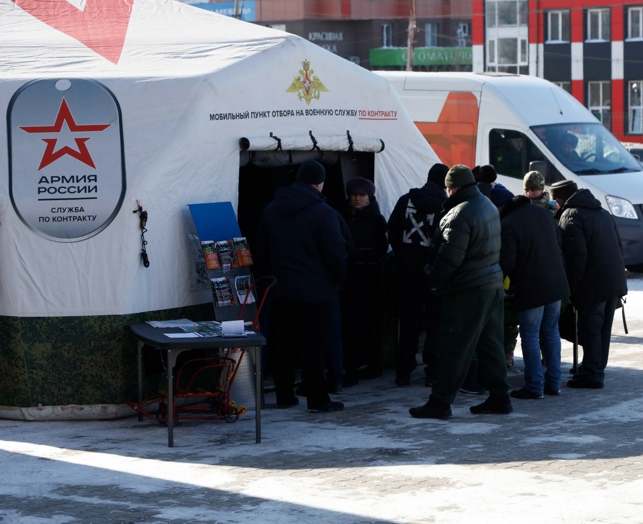 В Хабаровске на форуме &quotНарод и армия едины&quot развернут мобильный пункт отбора на военную службу по контракту Предоставлено пресс-службой Восточного военного округа