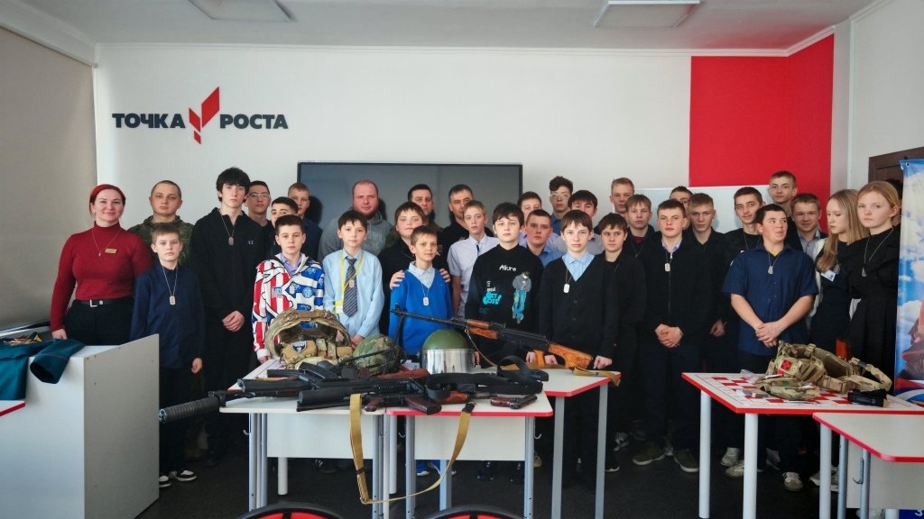 В Уссурийске полицейские, общественники и военнослужащие провели для школьников урок мужества &quotЕсть такая профессия Родину защищать&quot предоставлено пресс-службой ОМВД России по городу Уссурийску