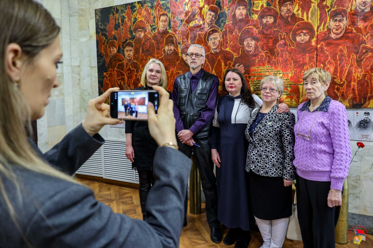 В Магадане презентовали монументальный полиптих &quotНаши павшие - как часовые&quot Источник