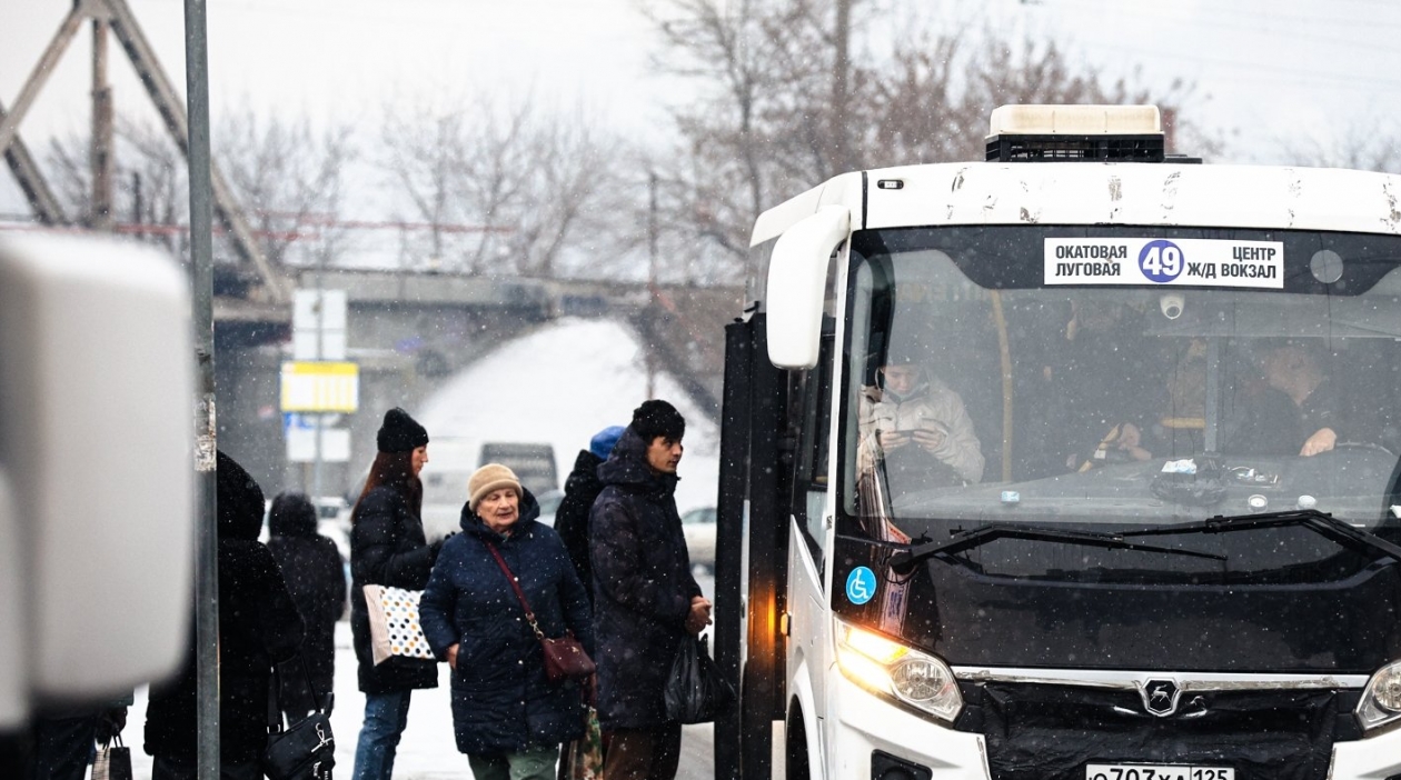 снег, снегопад, остановка, автобус, пассажиры, зима, Луговая Евгений  Кулешов, ИА PrimaMedia.ru