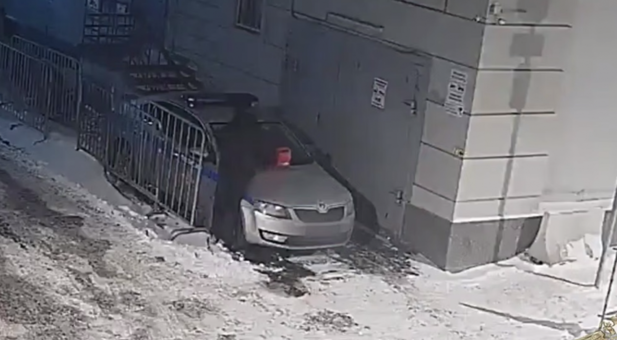 момент совершения поджога из тг-канала (18+)  Ирины Волк