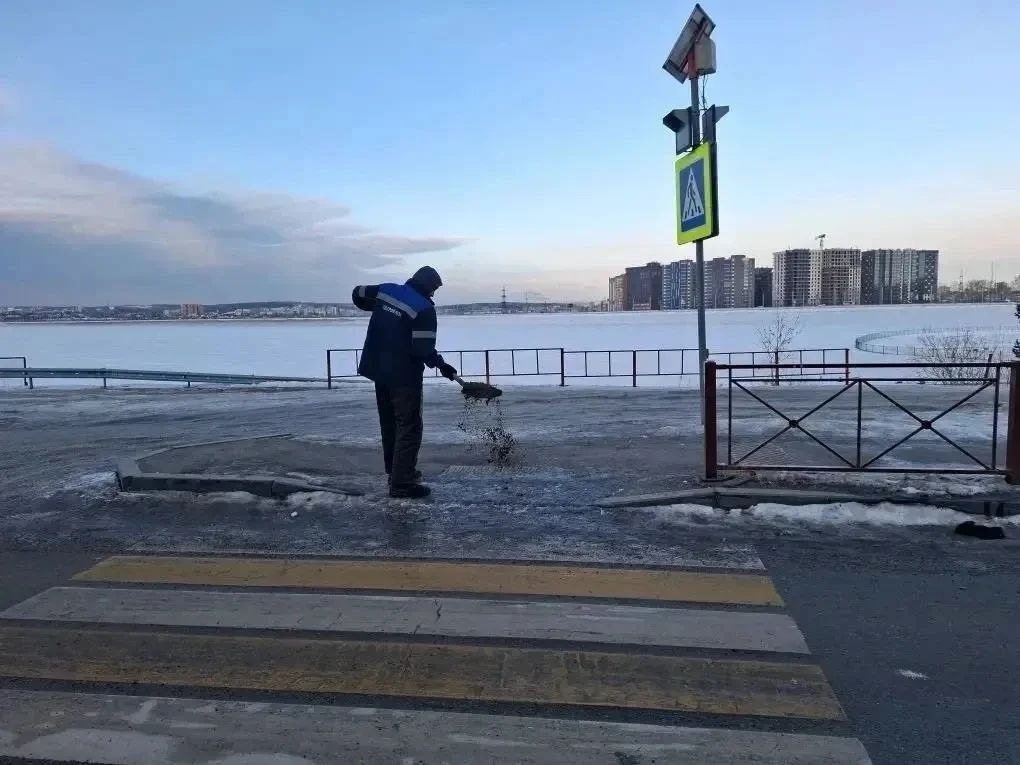 Скользкие тротуары вручную посыпают в Иркутске Пресс-служба администрации Иркутска