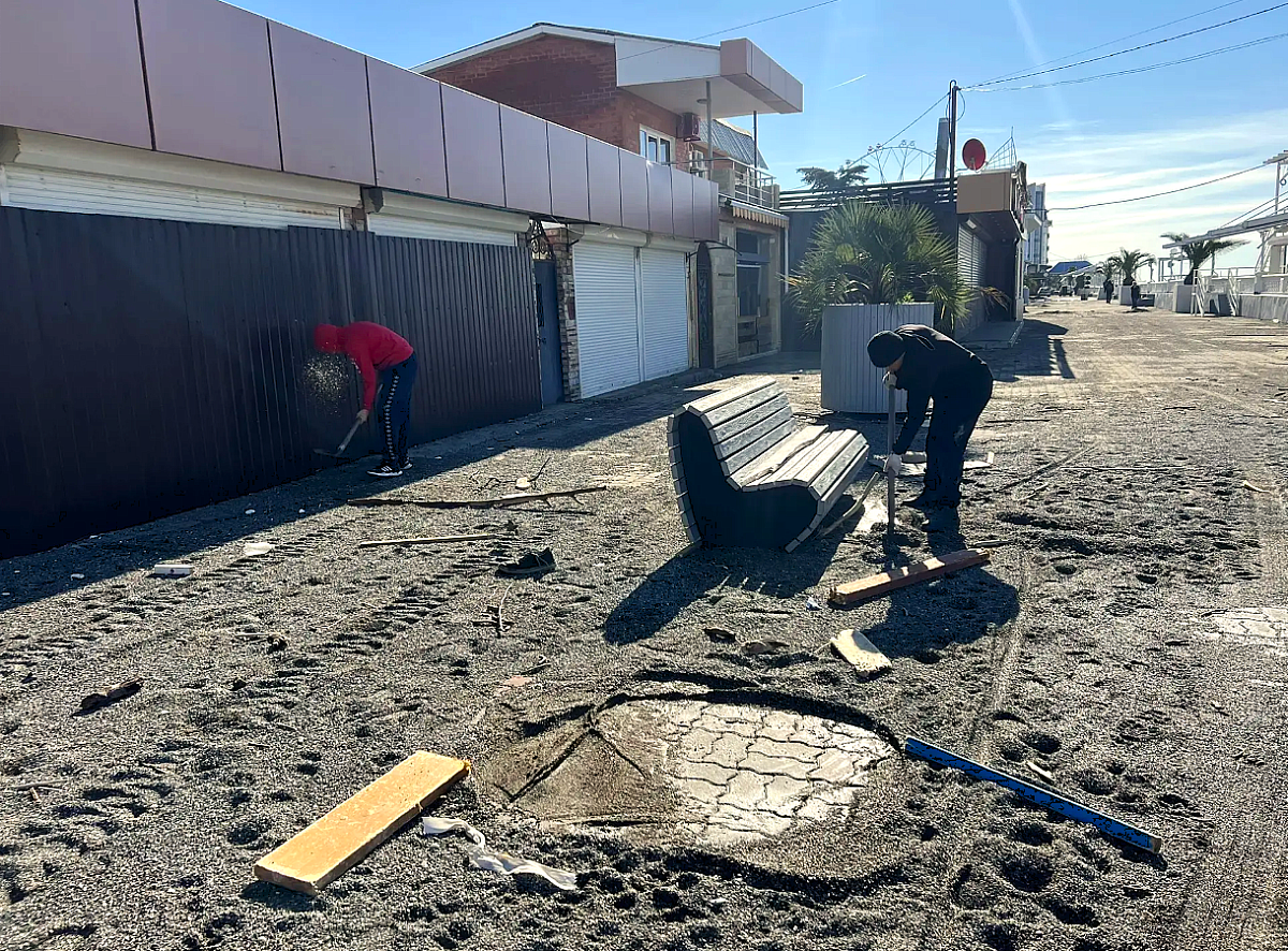 350 человек вышли на восстановление пляжей в Сочи после шторма пресс-служба администрации Сочи