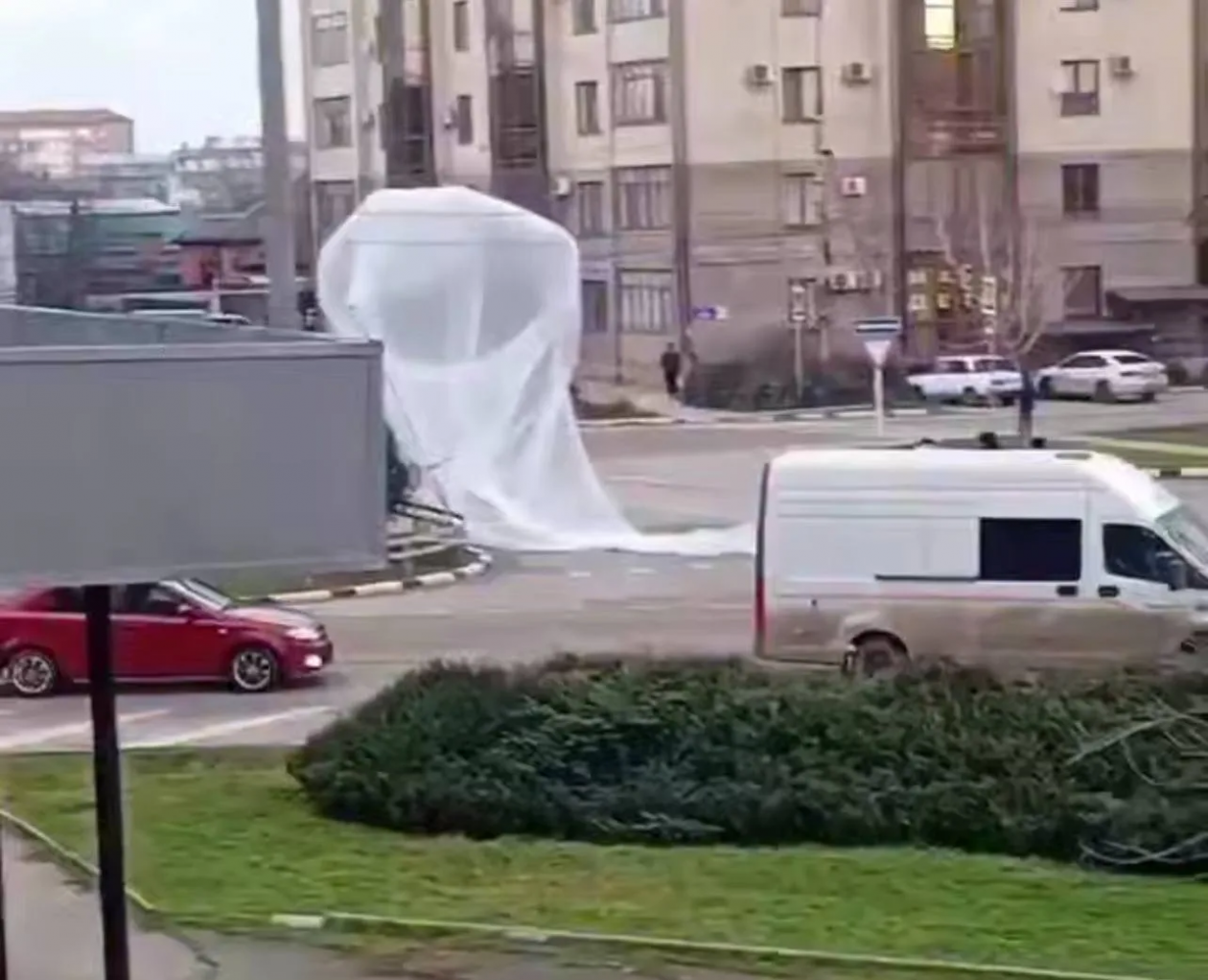 Неизвестный предмет на парашюте заинтриговал жителей Армавира t.me/krasnodar_smi
