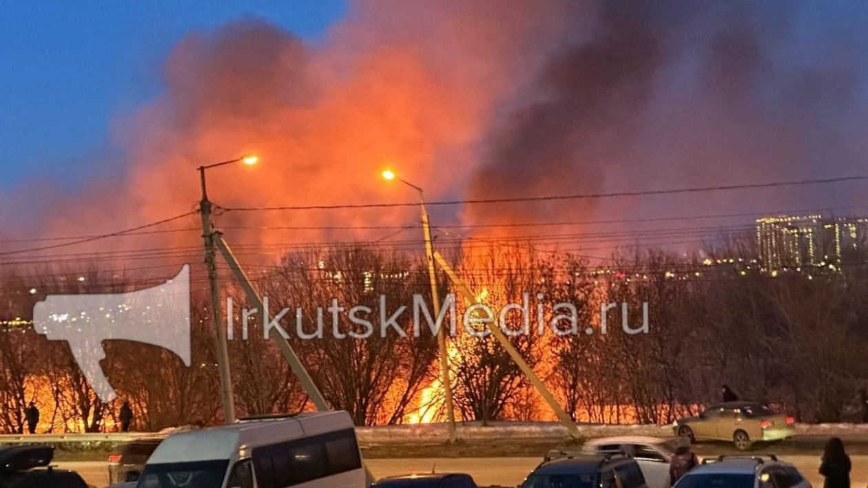 Сильный пожар произошел вблизи Академического моста в Иркутске ИА IrkutskMedia