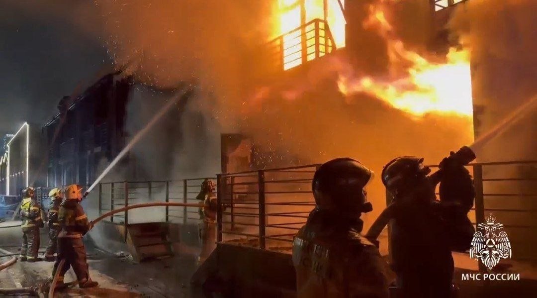 Кровля здания парк-отеля полыхает в Иркутске Пресс-служба ГУ МЧС России по Иркутской области