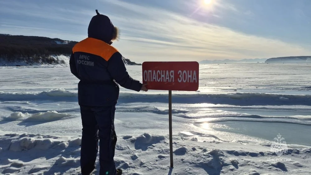 Спасатели проводят рейд в бухте Гертнера ГУ МЧС России по Магаданской области