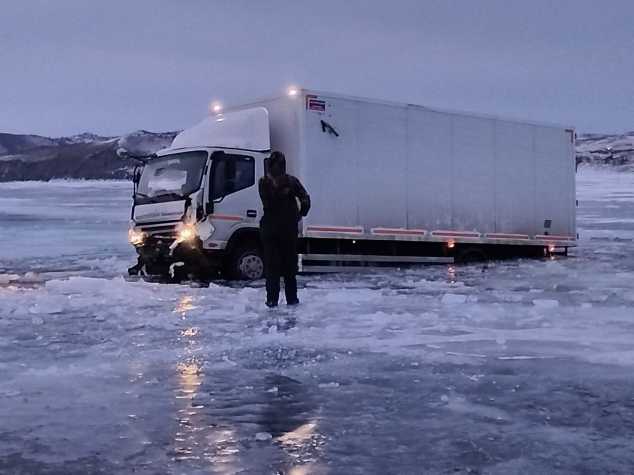 Фура застряла во льду на не отрытой переправе на Ольхон Группа &quotБайкал-Паром&quot в Телеграме (18+)