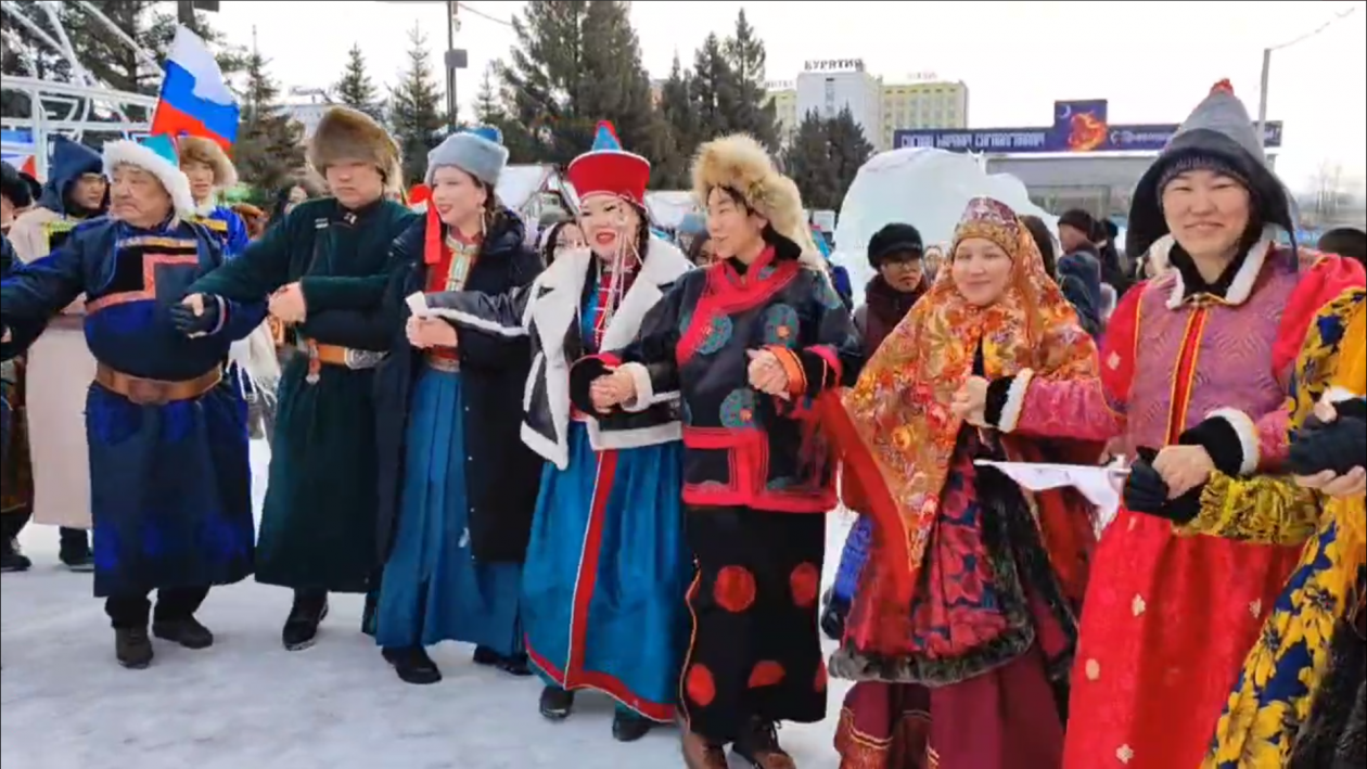 В Улан-Удэ в пятый раз прошёл &quotДэгэлфлешмоб&quot пресс-служба правительства Бурятии