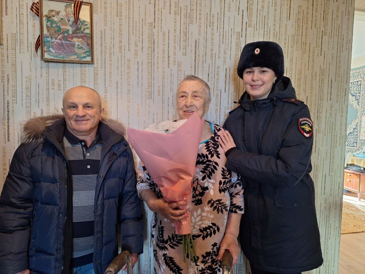 Полицейские Ангарска поздравили ветерана милиции с днем рождения Управление МВД России по Ангарскому городскому округу