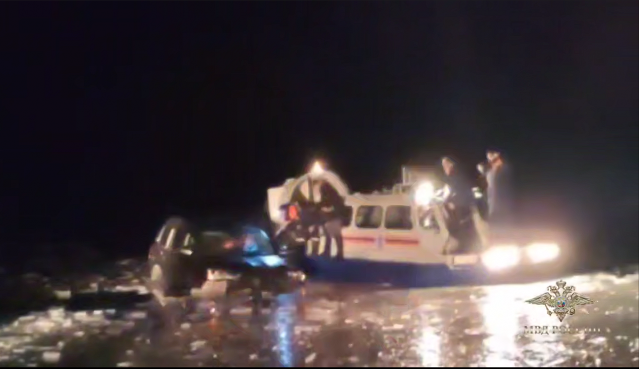 Мать и ребёнка спасли из провалившегося под лёд внедорожника на Байкале Телеграм-канал (18+) Ирины Волк