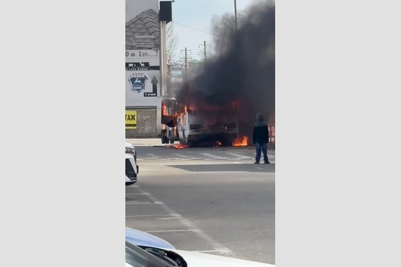 Автобус сгорел на парковке возле магазина в Ставрополе Телеграм-канал Нетипичный Ставрополь (18+)