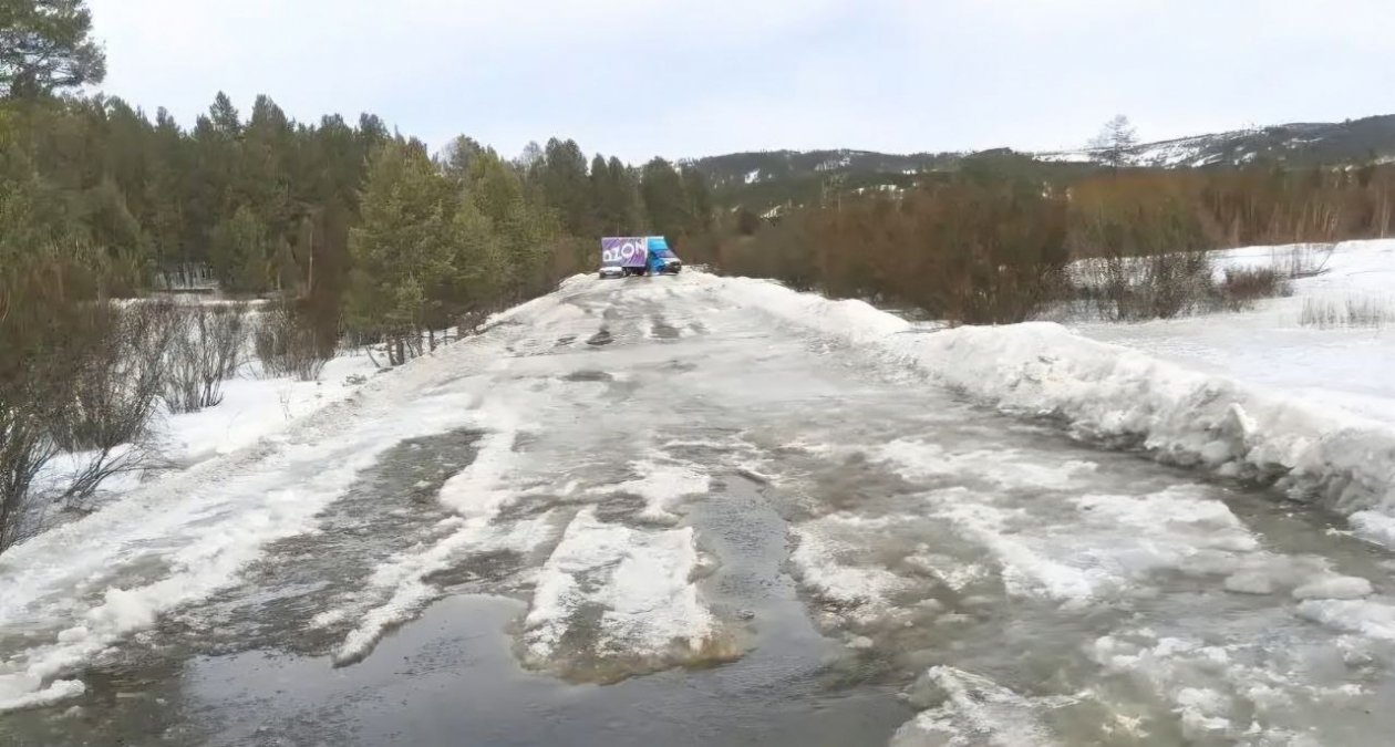Авто с низким клиренсом не рекомендуют ехать в село из-за выхода наледных вод Весь Улан-Удэ