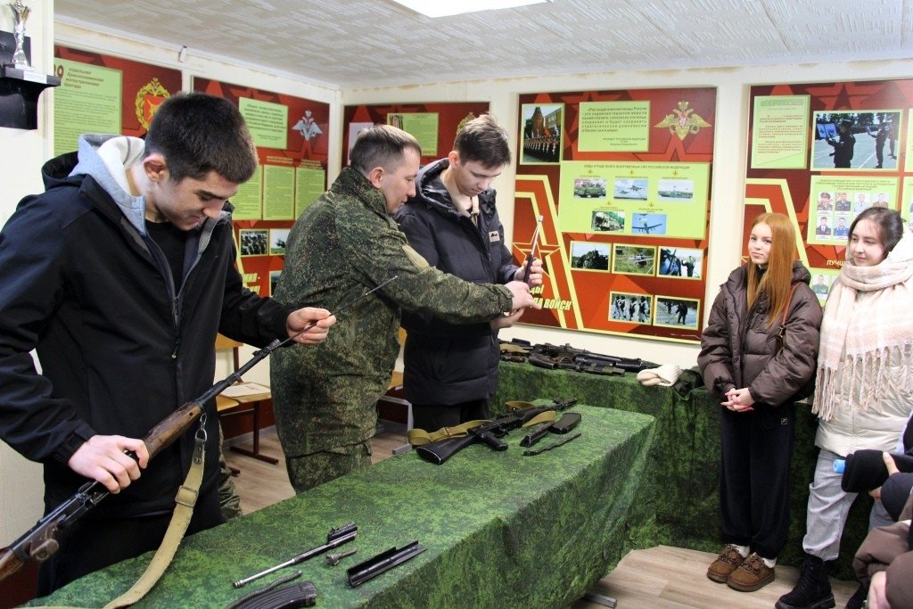 Экскурсия студентов в гвардейскую мотострелковую бригаду ВВО на Сахалине пресс-служба Восточного военного округа