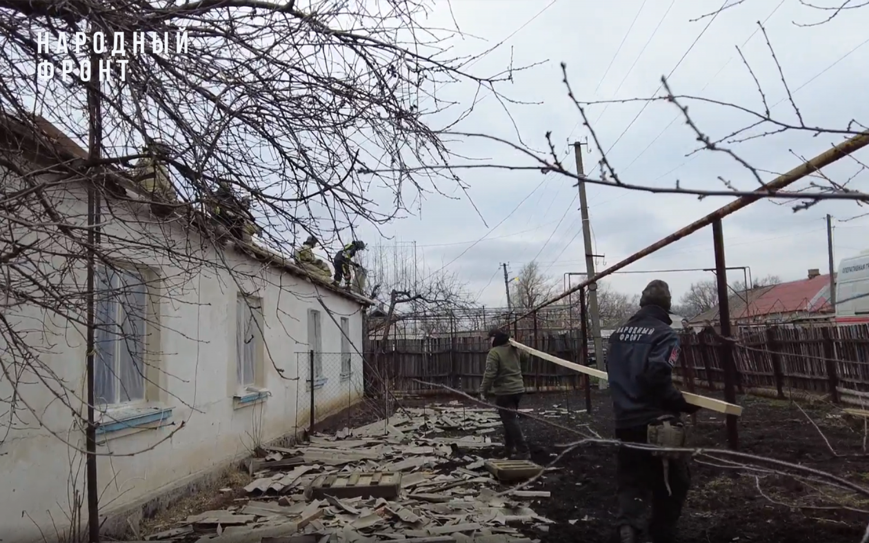 Восстановительные работы в поселке Центральный в ЛНР пресс-служба Молодежки Народного Фронта Сахалинской области