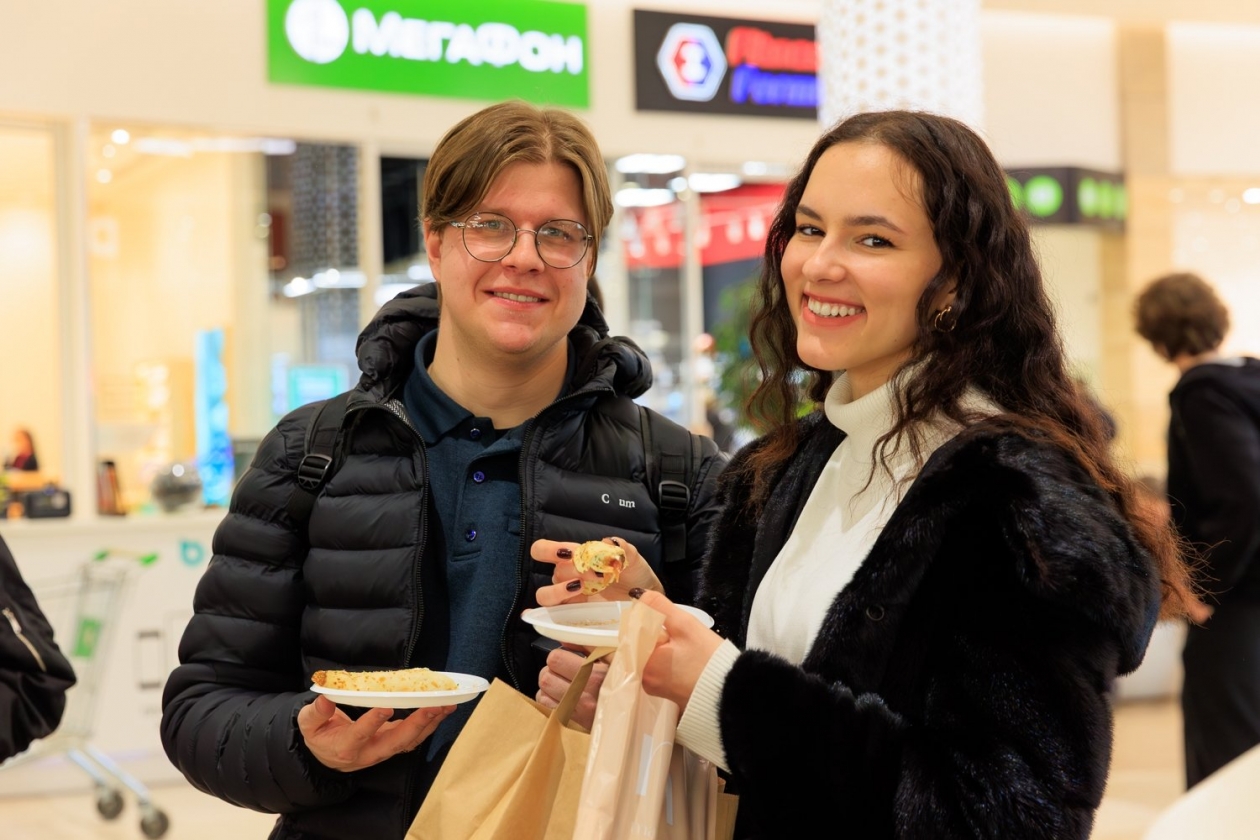 Широкую Масленицу во Владивостоке отметили блинами с икрой минтая Яна Гайдук, ИА PrimaMedia