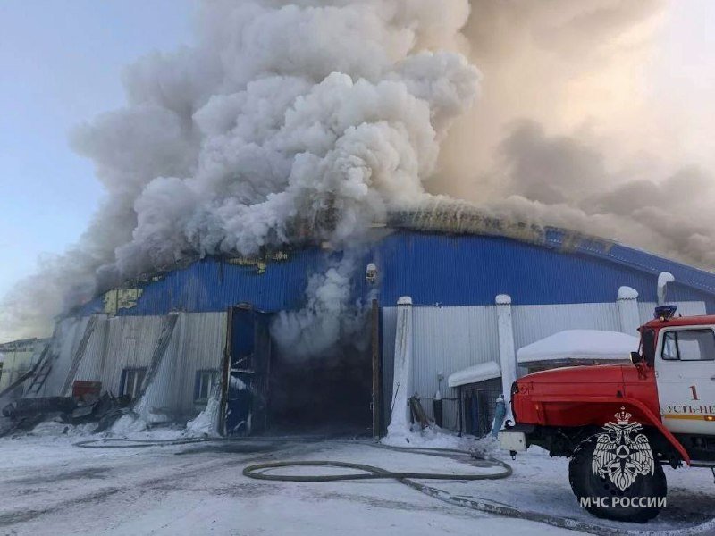 Крупный пожар уничтожил гараж в Якутии пресс-служба МЧС по Якутии