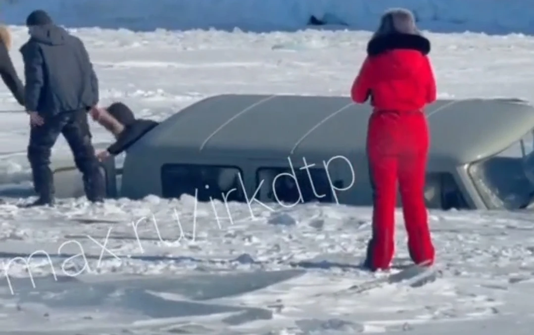 Видео, где УАЗ с группой туристов уходит под лед на Байкале, появилось в сети Тг-канал (18+) ДТП38RUS