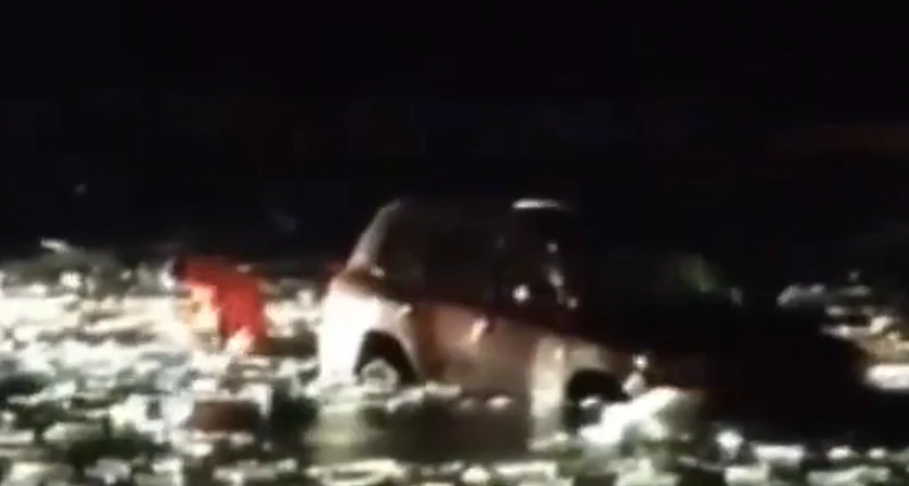 Внедорожник провалился под лед на Байкале — спасены женщина и подросток Кадр из видео