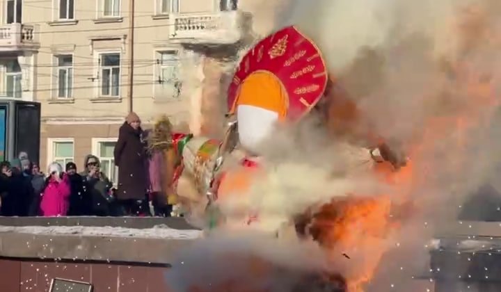 Прощай зима, привет весна: Масленицу сожгли на площади у &quotТруда&quot в Иркутске Юлия Ушакова, ИА IrkutskMedia
