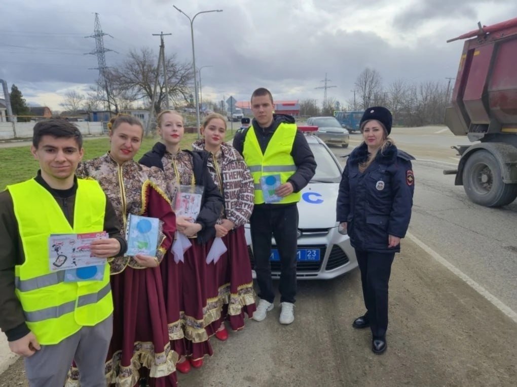 Сотрудницы ГАИ Кубани поздравили мужчин-водителей с 23 февраля Пресс-служба ГАИ Краснодарского края